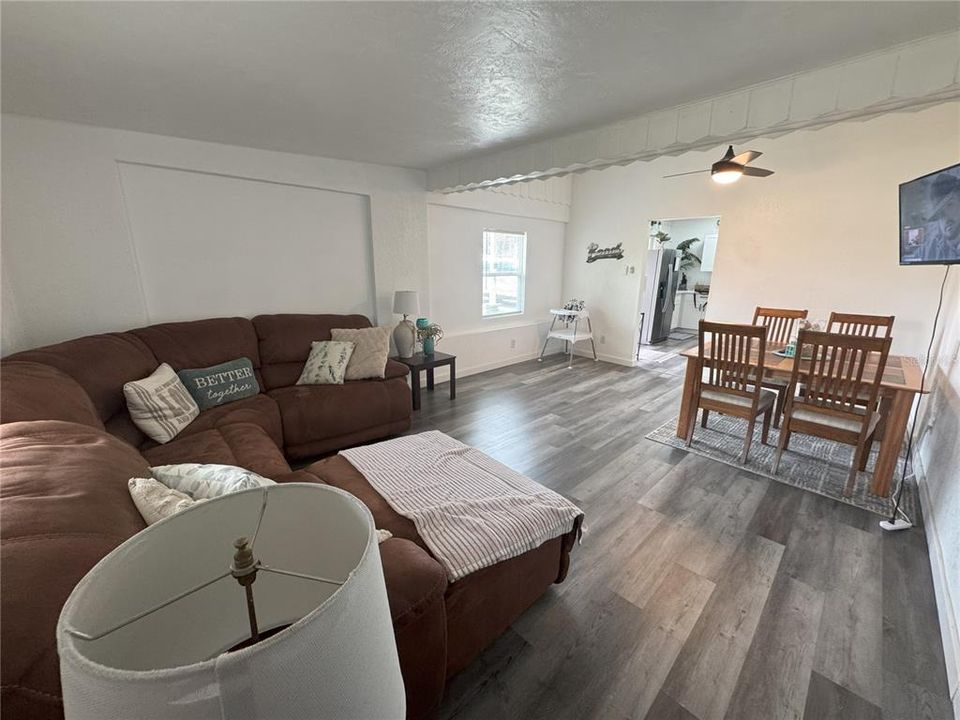 For Sale: $275,000 (3 beds, 3 baths, 1415 Square Feet)