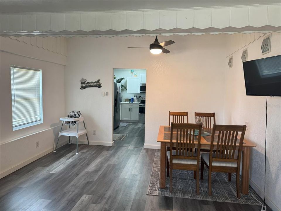 For Sale: $275,000 (3 beds, 3 baths, 1415 Square Feet)