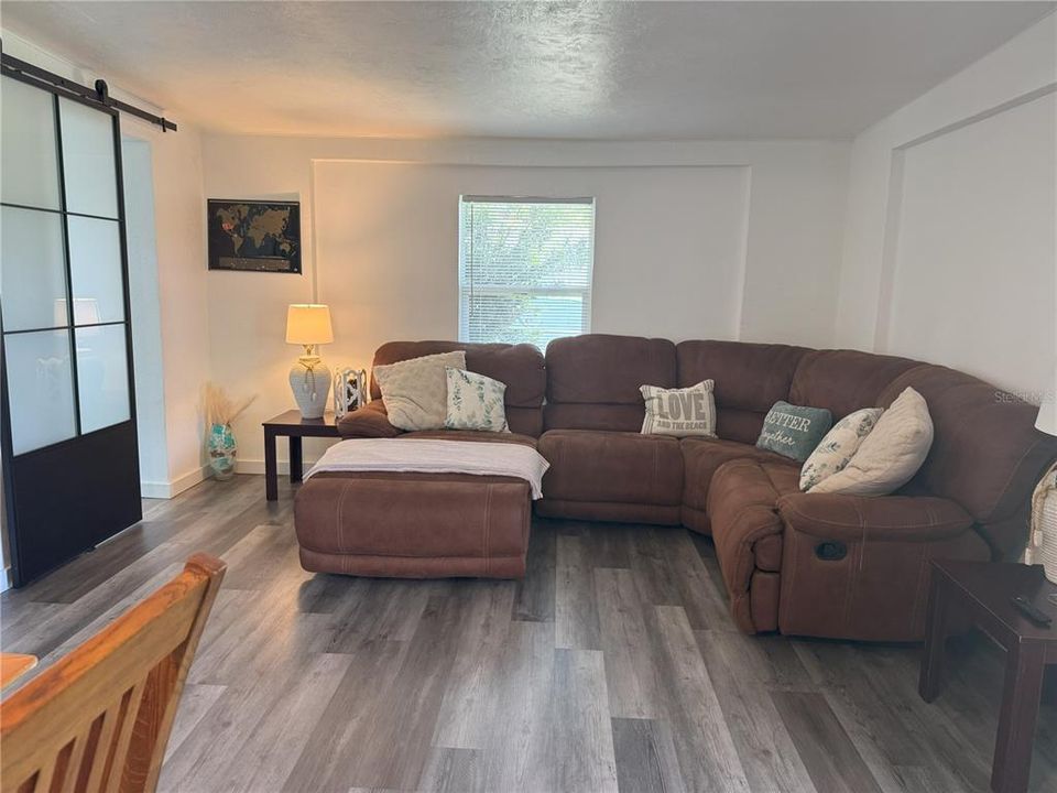 For Sale: $275,000 (3 beds, 3 baths, 1415 Square Feet)