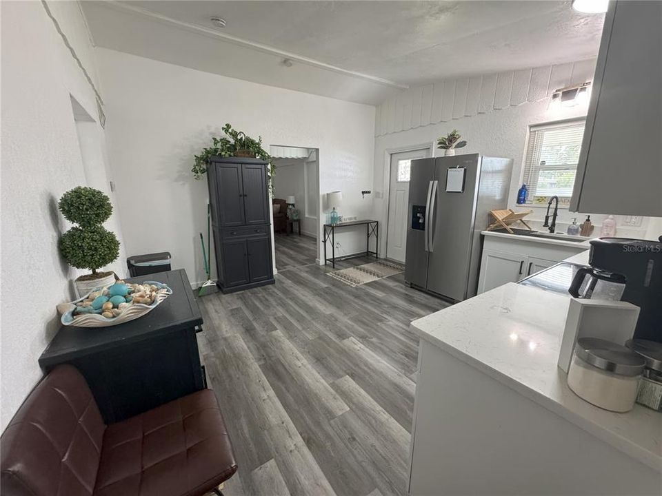 For Sale: $275,000 (3 beds, 3 baths, 1415 Square Feet)