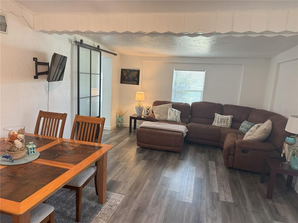 For Sale: $275,000 (3 beds, 3 baths, 1415 Square Feet)