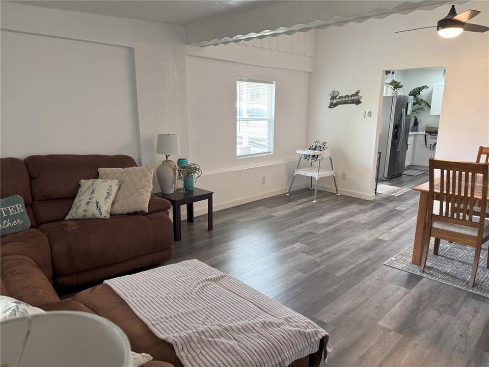 For Sale: $275,000 (3 beds, 3 baths, 1415 Square Feet)