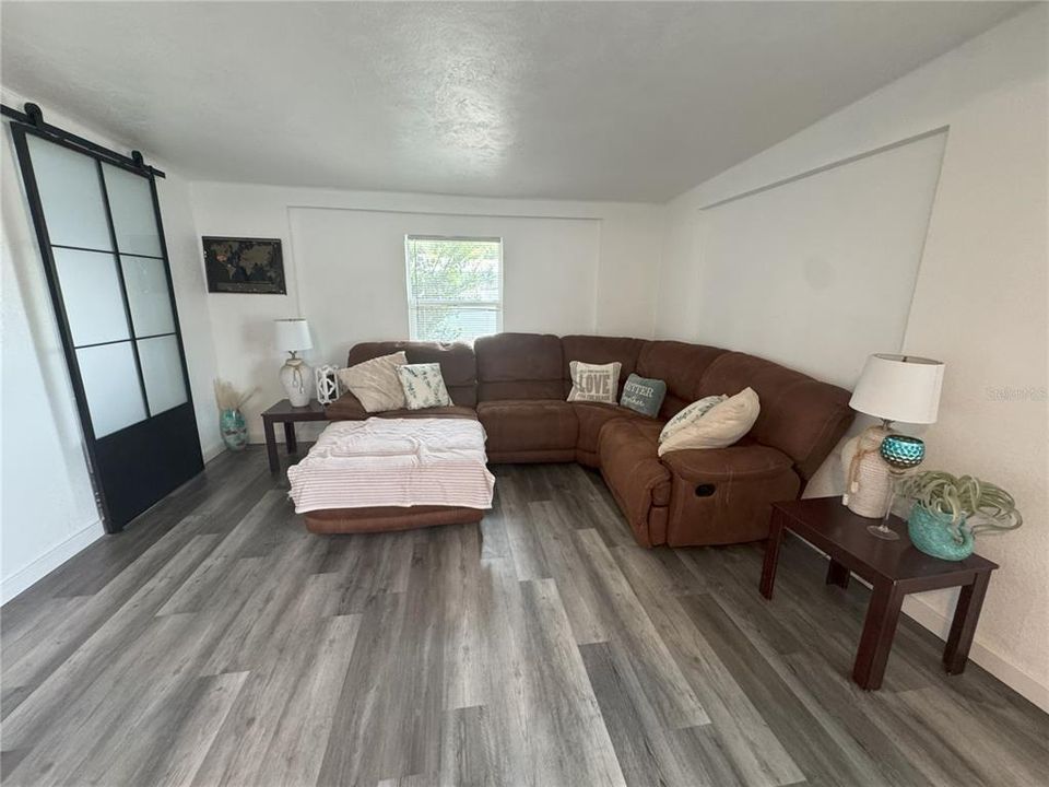 For Sale: $275,000 (3 beds, 3 baths, 1415 Square Feet)