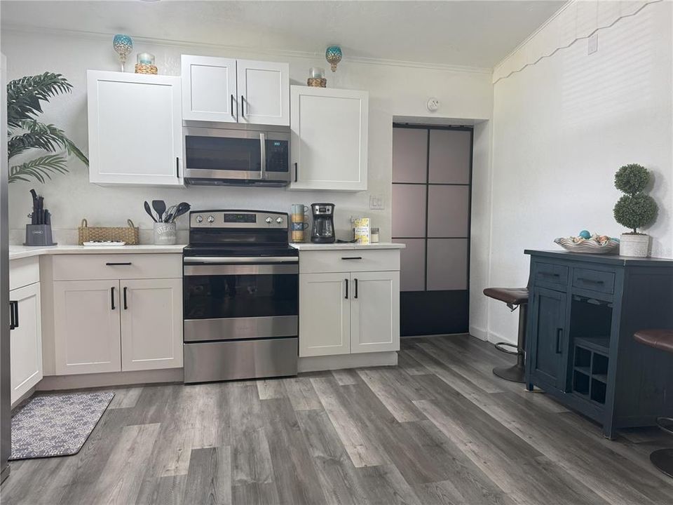 For Sale: $275,000 (3 beds, 3 baths, 1415 Square Feet)