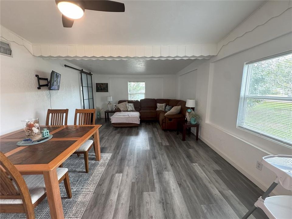 For Sale: $275,000 (3 beds, 3 baths, 1415 Square Feet)