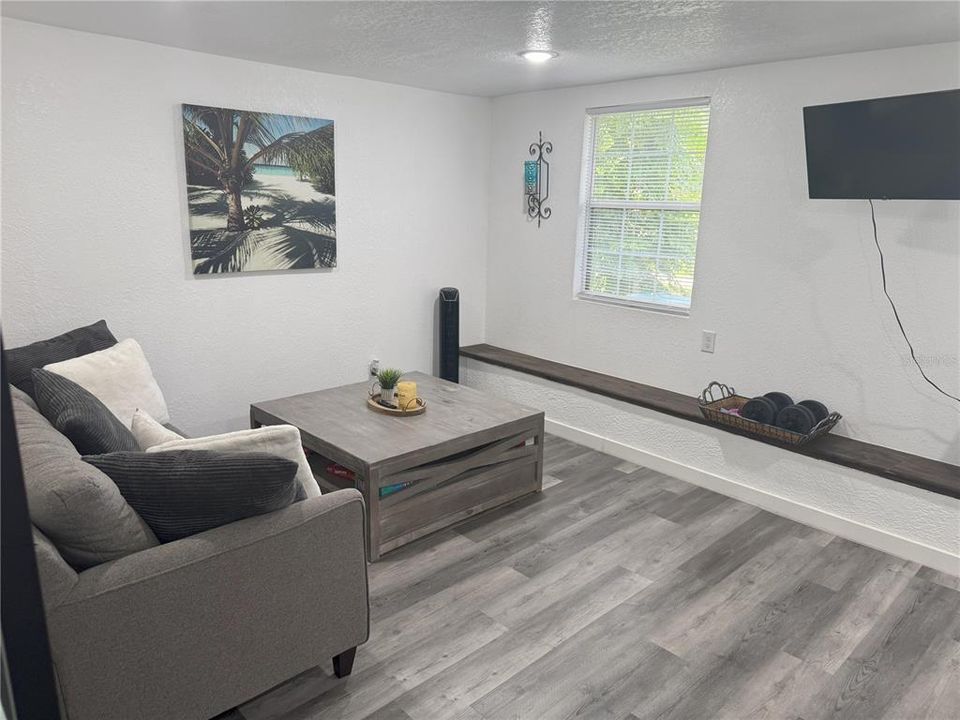 For Sale: $275,000 (3 beds, 3 baths, 1415 Square Feet)