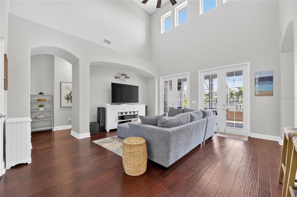 En Venta: $955,000 (4 camas, 2 baños, 2620 Pies cuadrados)