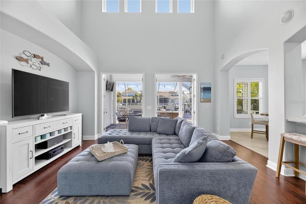 En Venta: $955,000 (4 camas, 2 baños, 2620 Pies cuadrados)