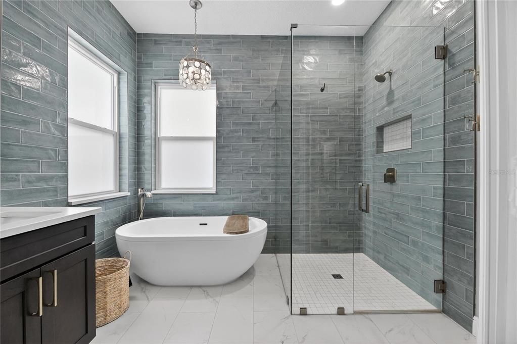 En Venta: $955,000 (4 camas, 2 baños, 2620 Pies cuadrados)