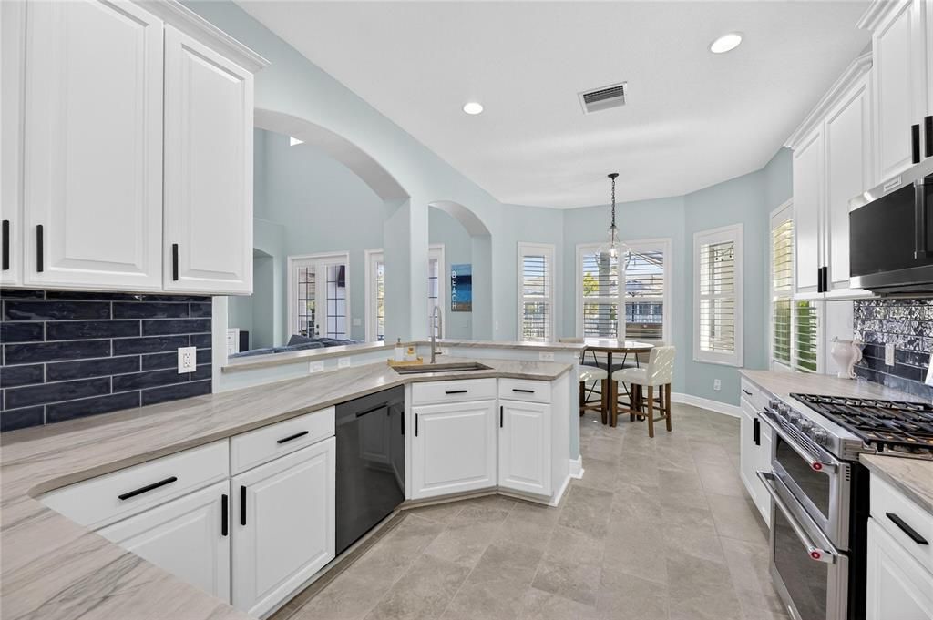 En Venta: $955,000 (4 camas, 2 baños, 2620 Pies cuadrados)