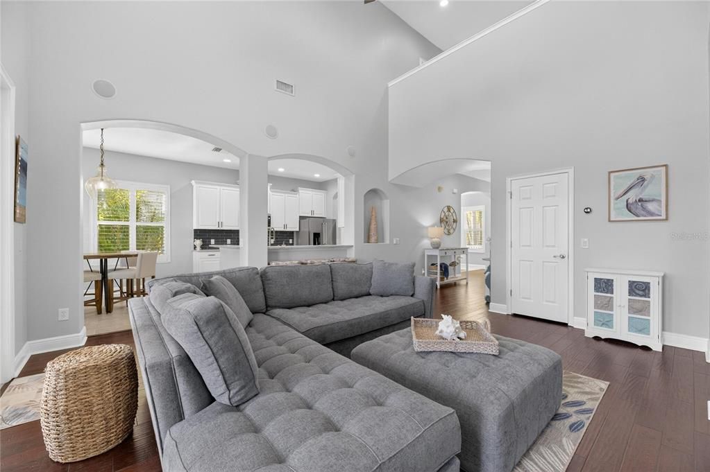 En Venta: $955,000 (4 camas, 2 baños, 2620 Pies cuadrados)