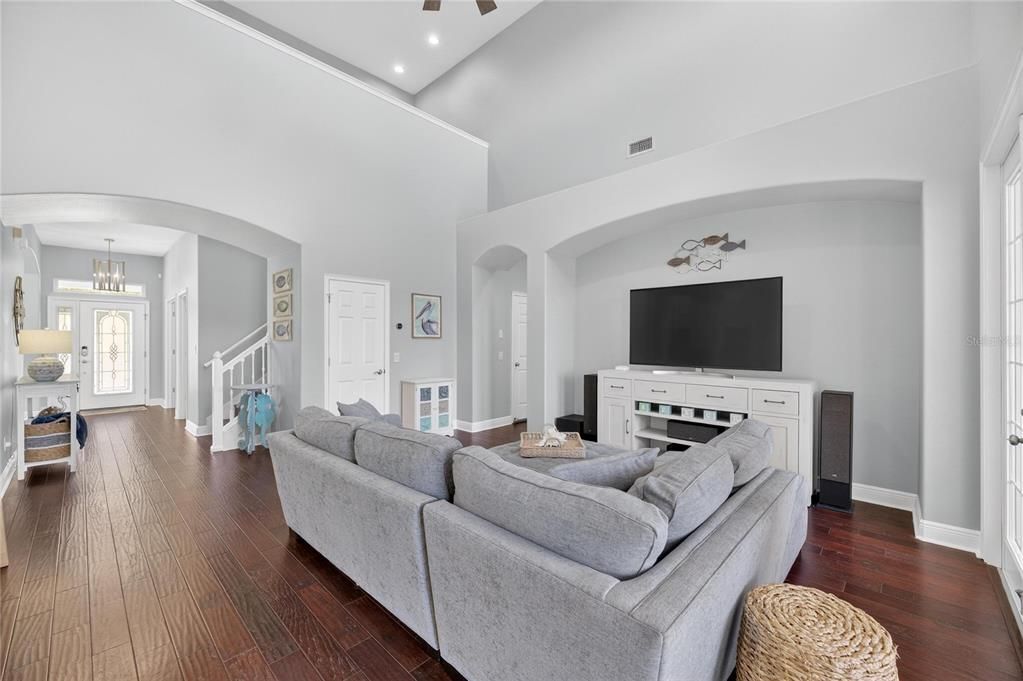 En Venta: $955,000 (4 camas, 2 baños, 2620 Pies cuadrados)