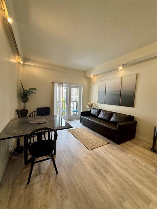 出租: $1,175 (1 贝兹, 1 浴室, 600 平方英尺)