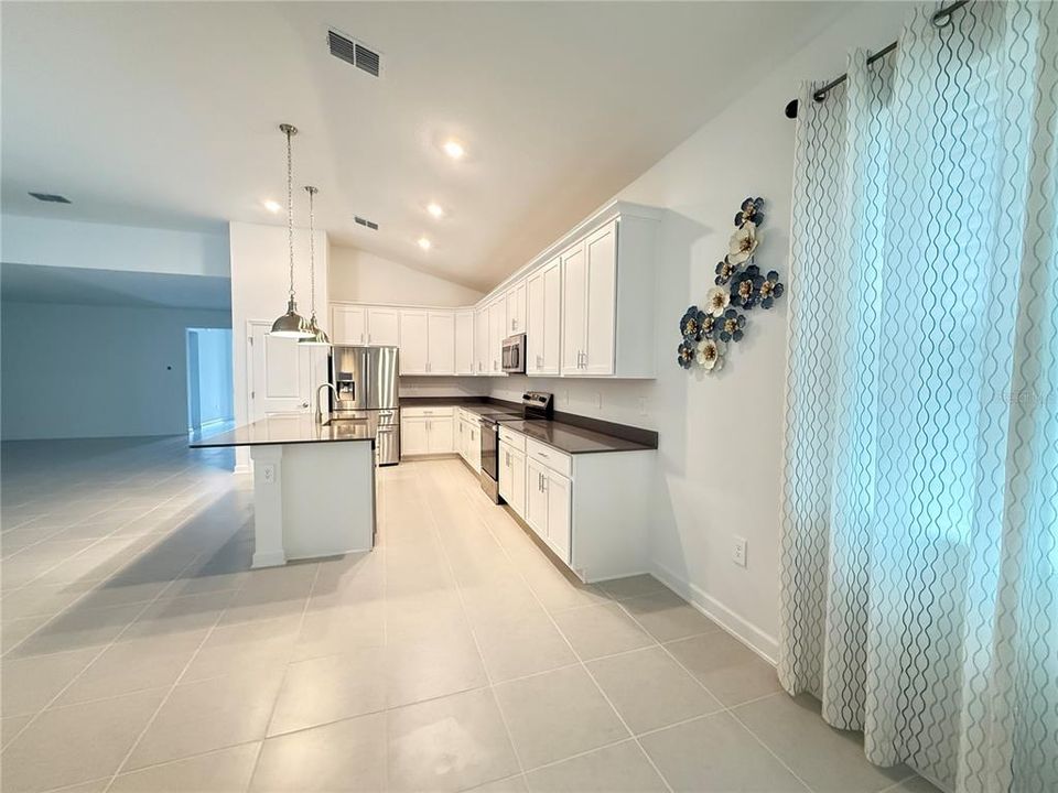 出租: $2,600 (4 贝兹, 3 浴室, 2599 平方英尺)