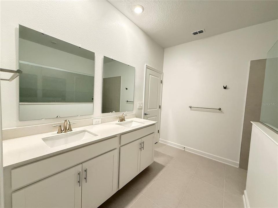 出租: $2,600 (4 贝兹, 3 浴室, 2599 平方英尺)