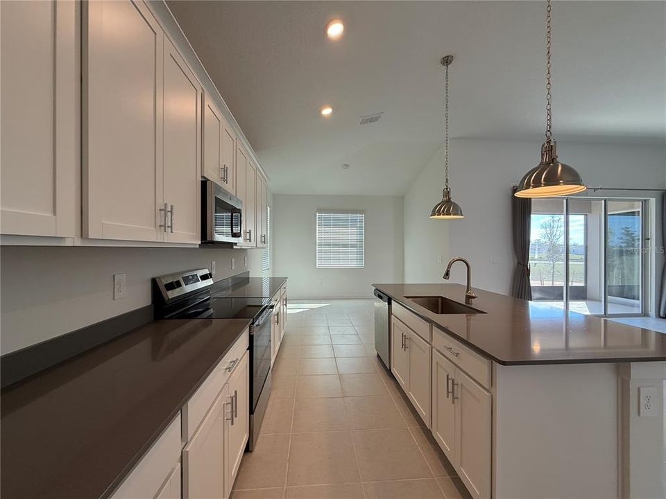 出租: $2,600 (4 贝兹, 3 浴室, 2599 平方英尺)