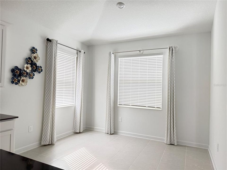 出租: $2,600 (4 贝兹, 3 浴室, 2599 平方英尺)