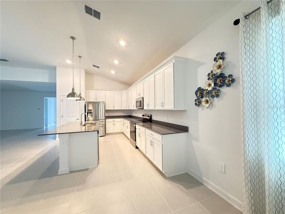 出租: $2,600 (4 贝兹, 3 浴室, 2599 平方英尺)