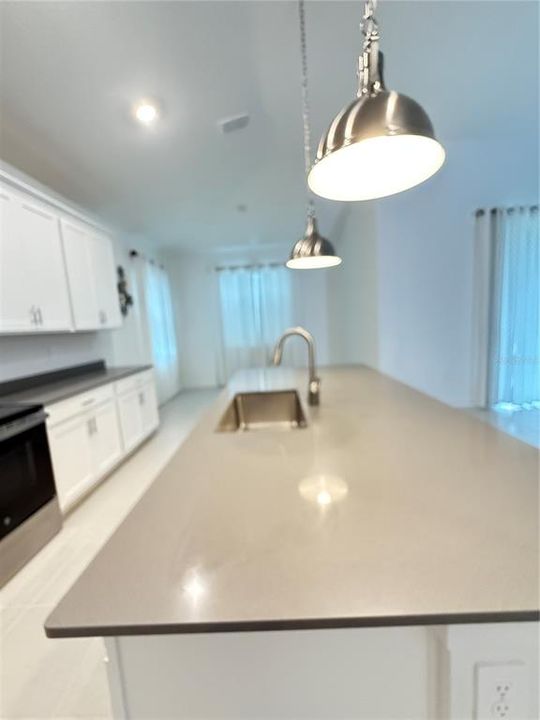 出租: $2,600 (4 贝兹, 3 浴室, 2599 平方英尺)