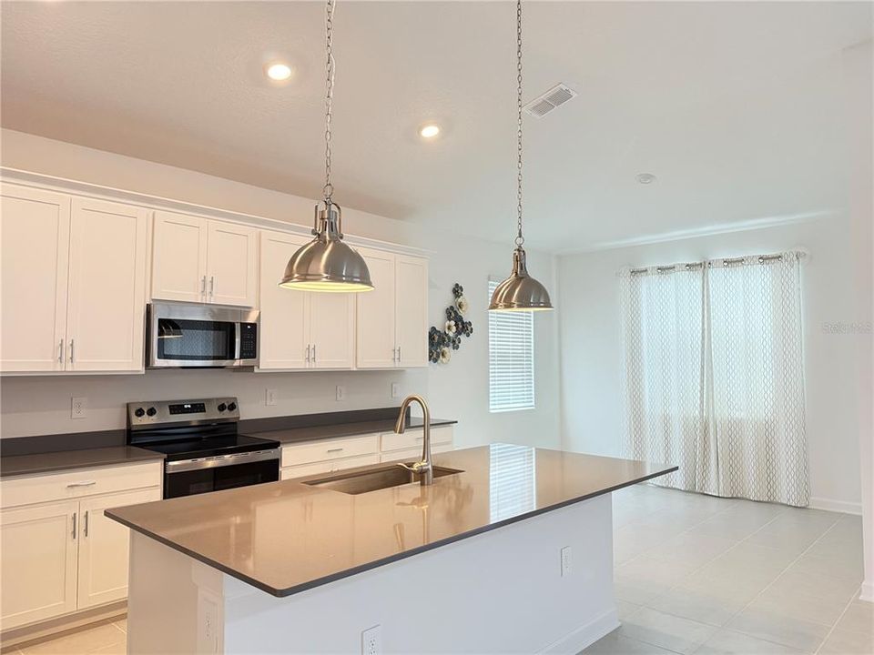 出租: $2,600 (4 贝兹, 3 浴室, 2599 平方英尺)