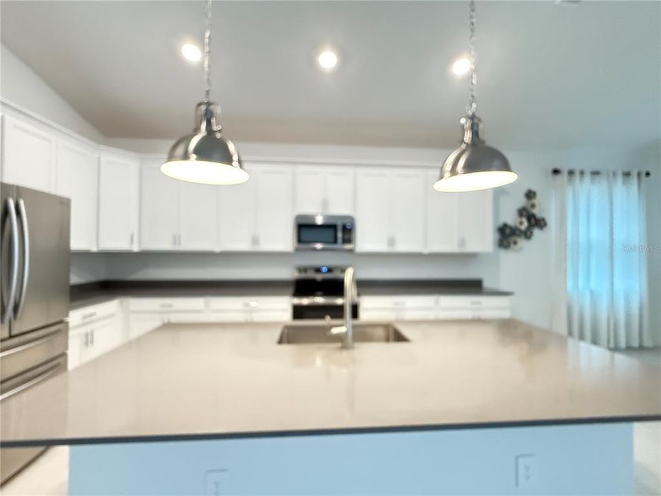 出租: $2,600 (4 贝兹, 3 浴室, 2599 平方英尺)