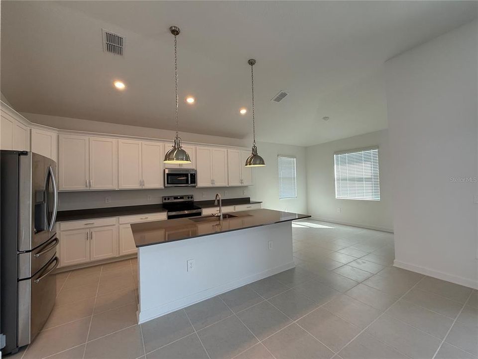 出租: $2,600 (4 贝兹, 3 浴室, 2599 平方英尺)