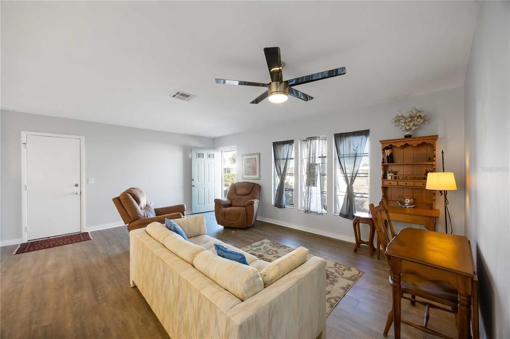 En Venta: $249,900 (2 camas, 2 baños, 1311 Pies cuadrados)