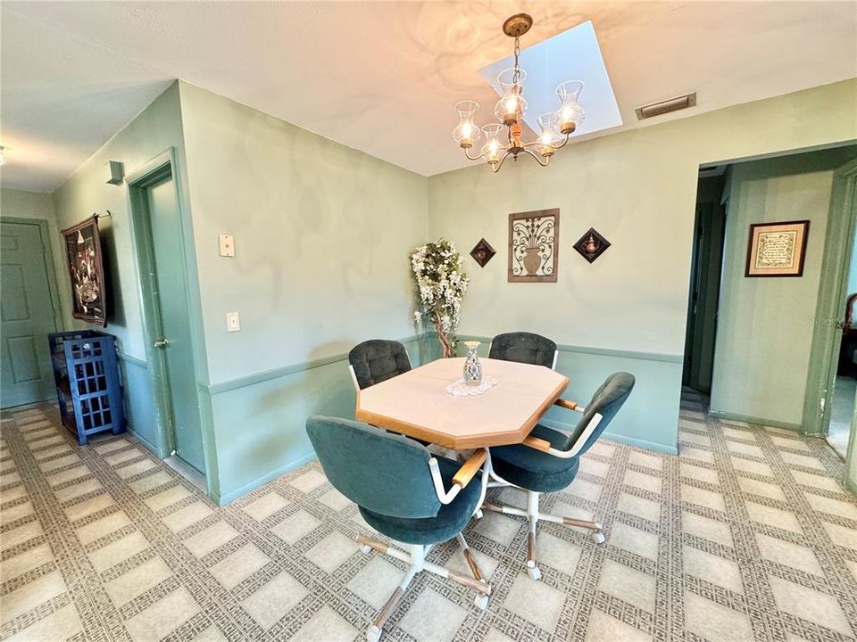 На продажу: $214,900 (2 спален, 2 ванн, 1348 Квадратных фут)