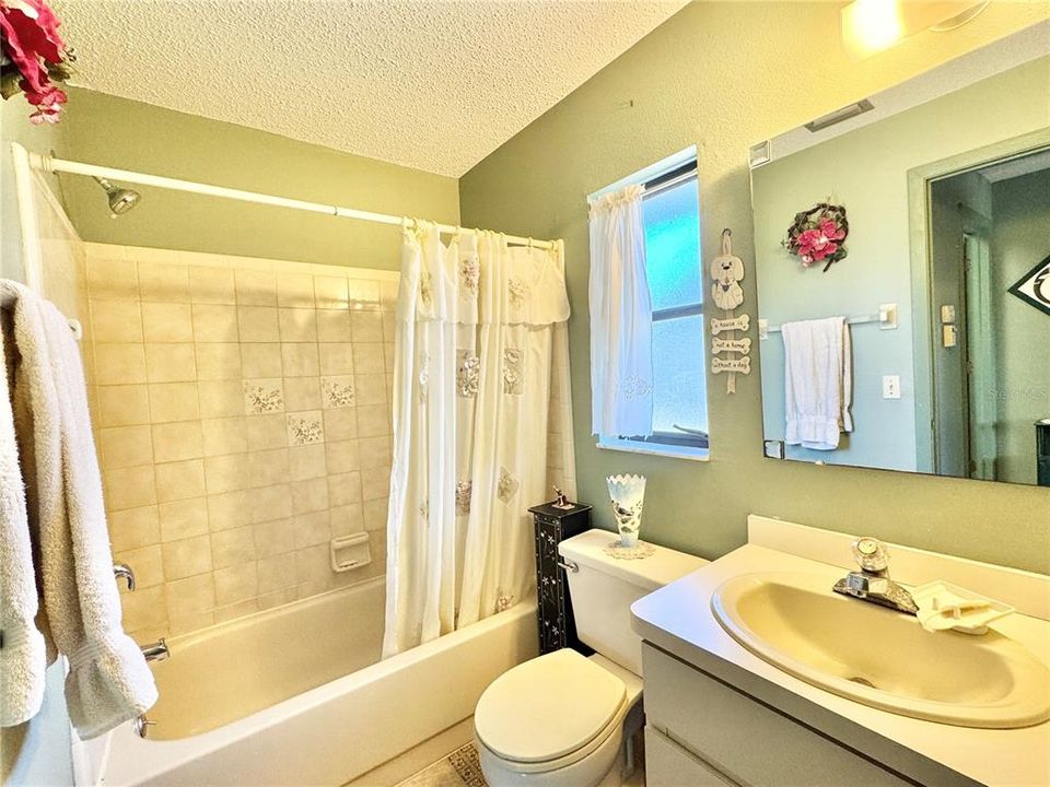 На продажу: $214,900 (2 спален, 2 ванн, 1348 Квадратных фут)