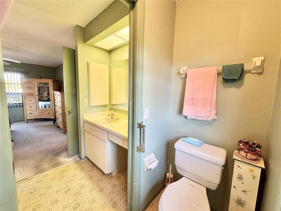 На продажу: $214,900 (2 спален, 2 ванн, 1348 Квадратных фут)