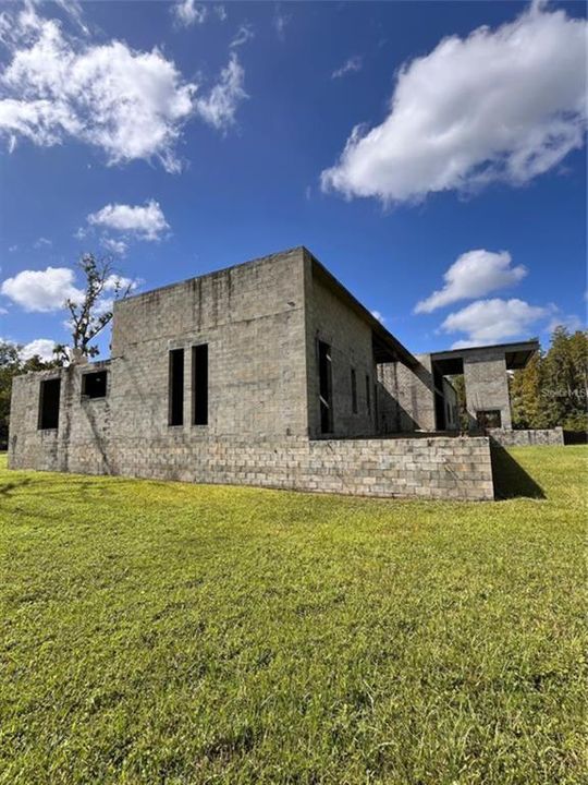 На продажу: $2,650,000 (4.71 acres)