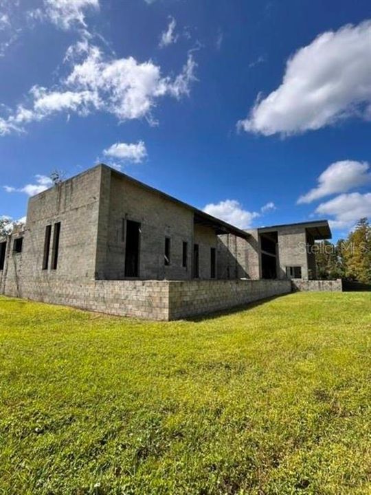 На продажу: $2,650,000 (4.71 acres)