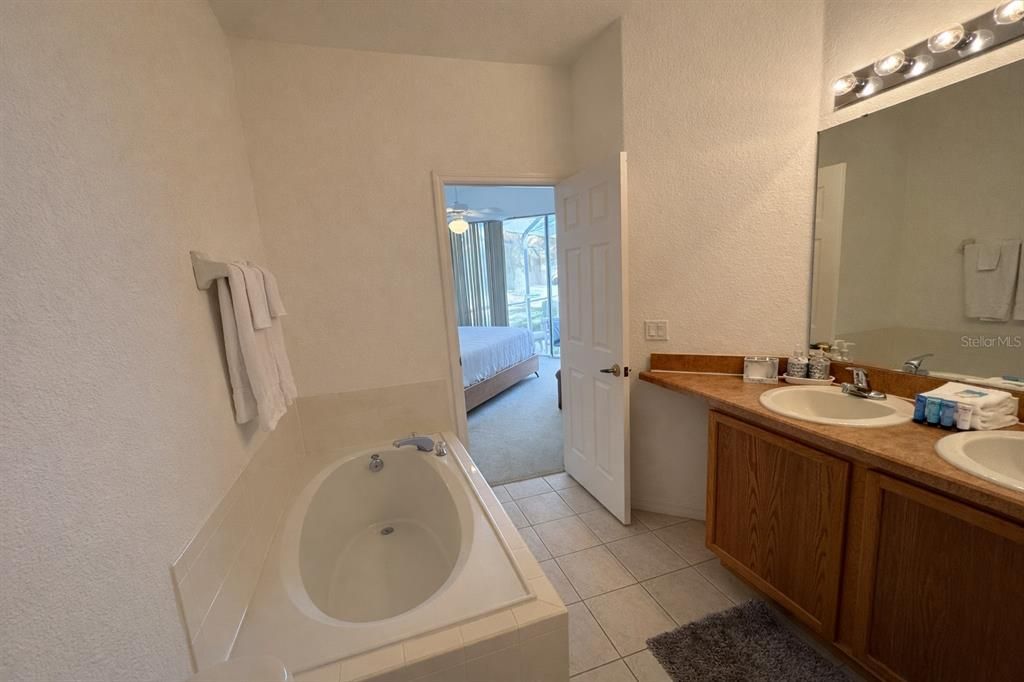 待售: $390,000 (4 贝兹, 3 浴室, 1937 平方英尺)