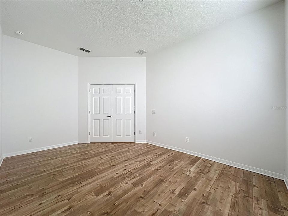 For Sale: $325,000 (3 beds, 2 baths, 1694 Square Feet)