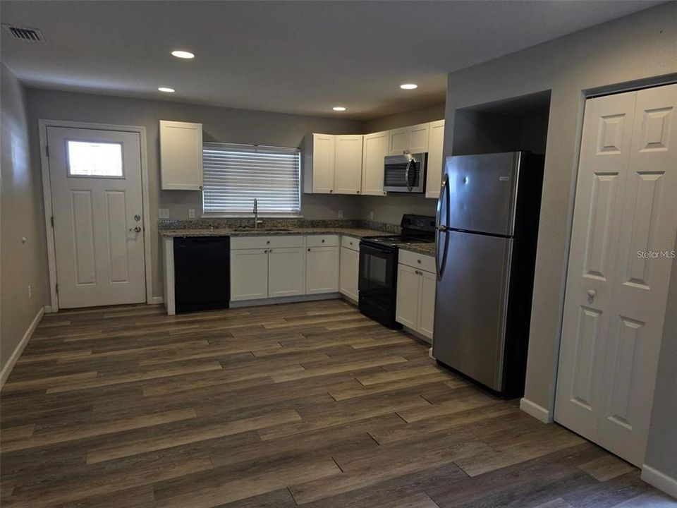 На продажу: $229,000 (2 спален, 1 ванн, 1120 Квадратных фут)