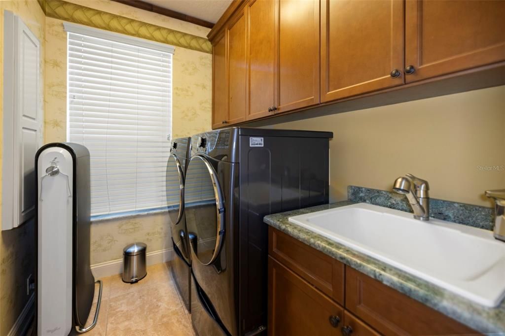 待售: $1,175,000 (6 贝兹, 4 浴室, 4059 平方英尺)