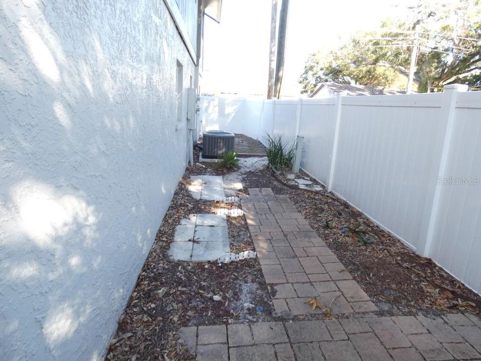 For Sale: $200,000 (2 beds, 2 baths, 1100 Square Feet)