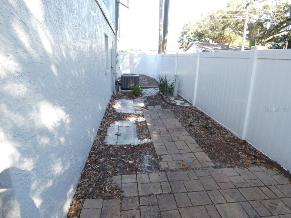 For Sale: $200,000 (2 beds, 2 baths, 1100 Square Feet)