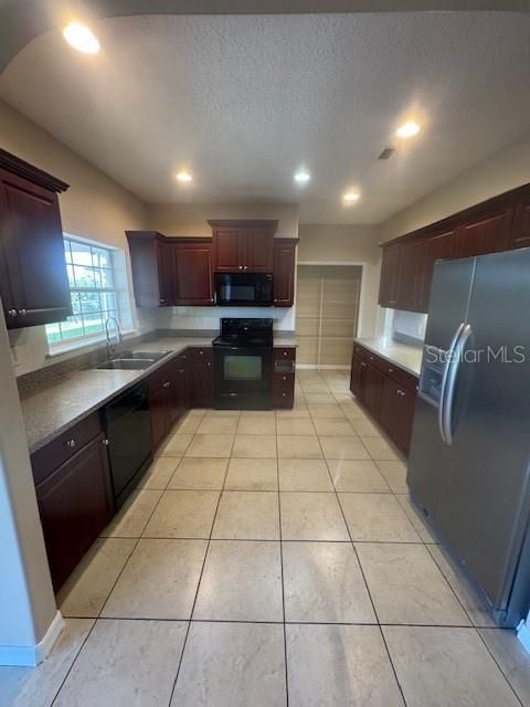 For Sale: $480,000 (5 beds, 2 baths, 2662 Square Feet)