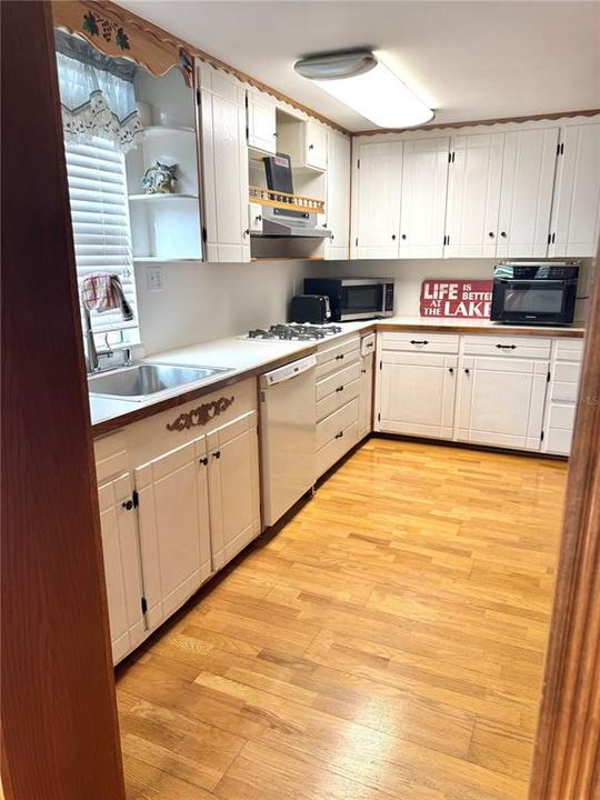 For Sale: $239,900 (2 beds, 2 baths, 1140 Square Feet)