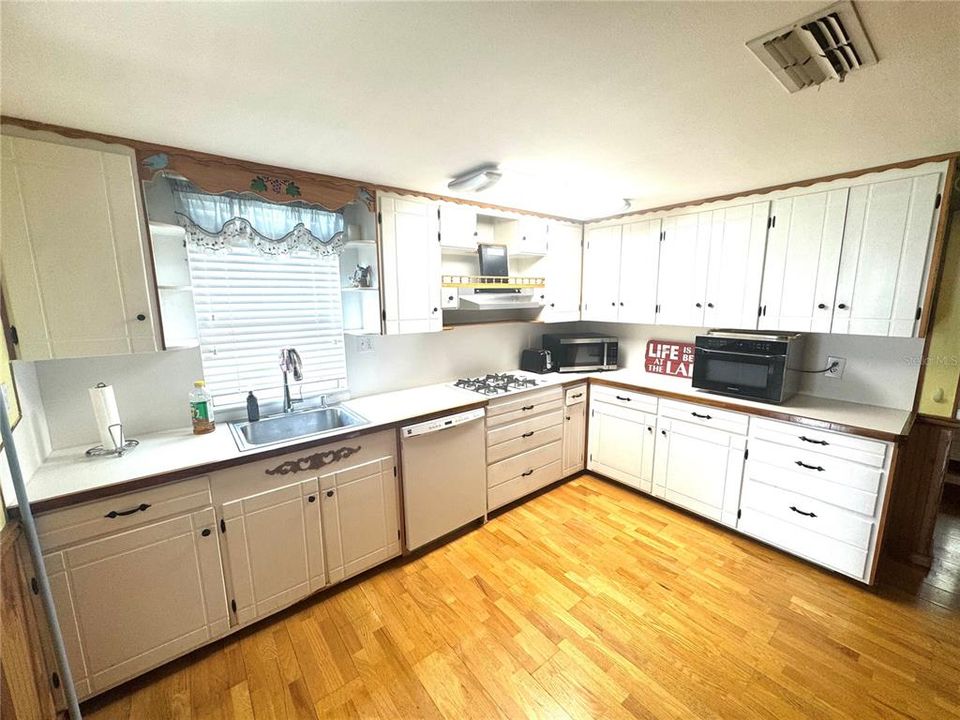 For Sale: $239,900 (2 beds, 2 baths, 1140 Square Feet)