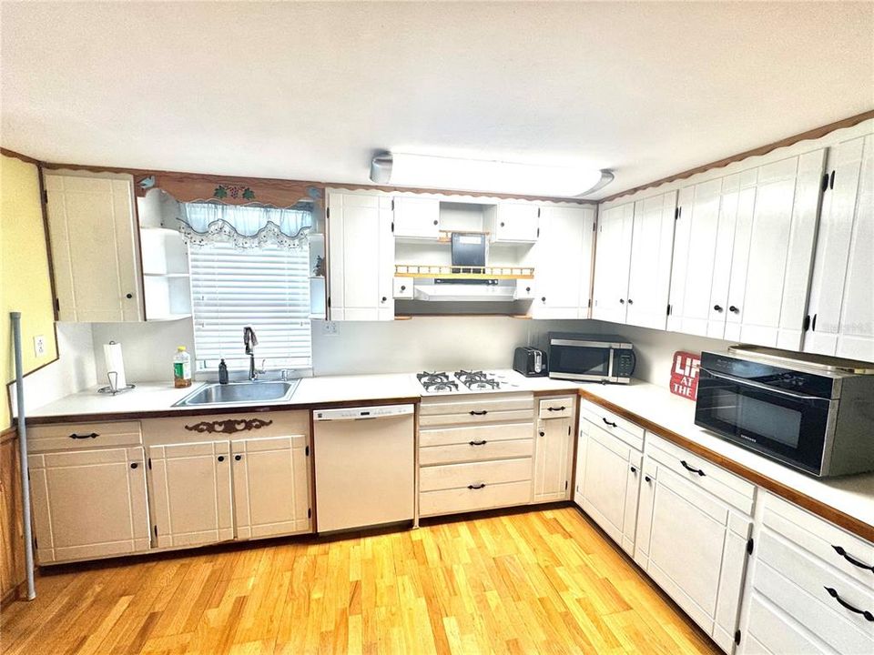 For Sale: $239,900 (2 beds, 2 baths, 1140 Square Feet)