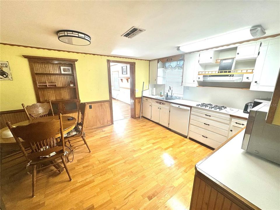 For Sale: $239,900 (2 beds, 2 baths, 1140 Square Feet)
