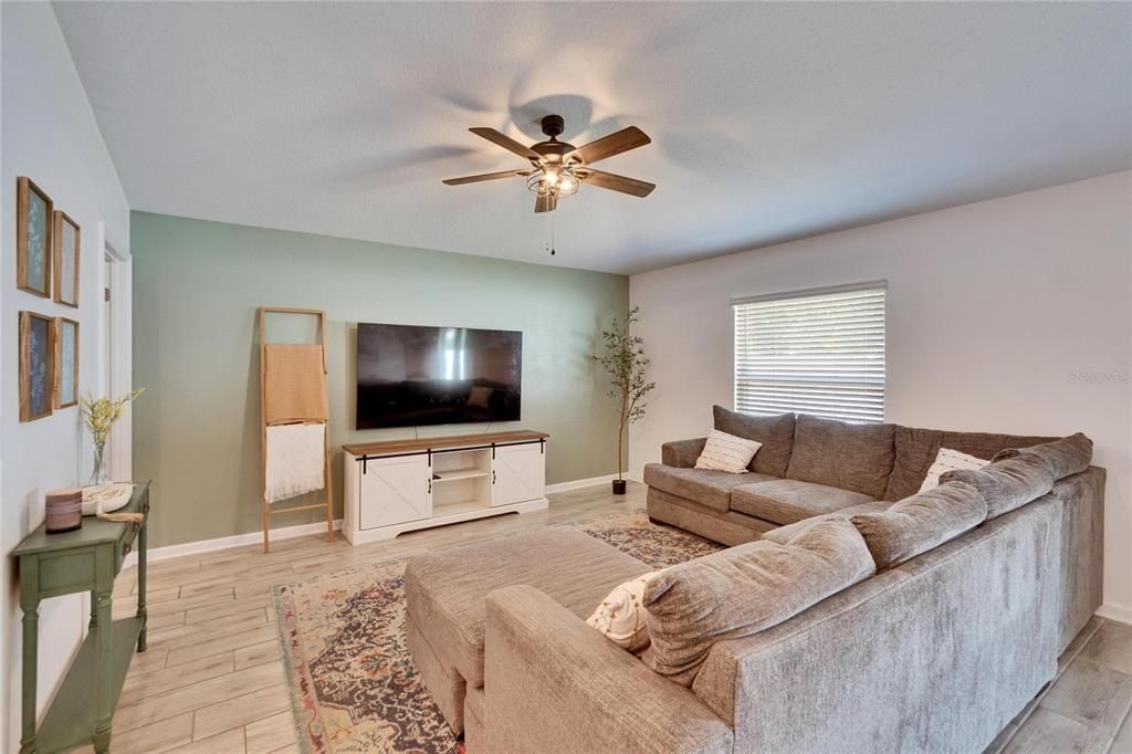 待售: $298,000 (3 贝兹, 2 浴室, 1560 平方英尺)