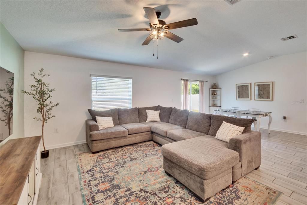 待售: $298,000 (3 贝兹, 2 浴室, 1560 平方英尺)