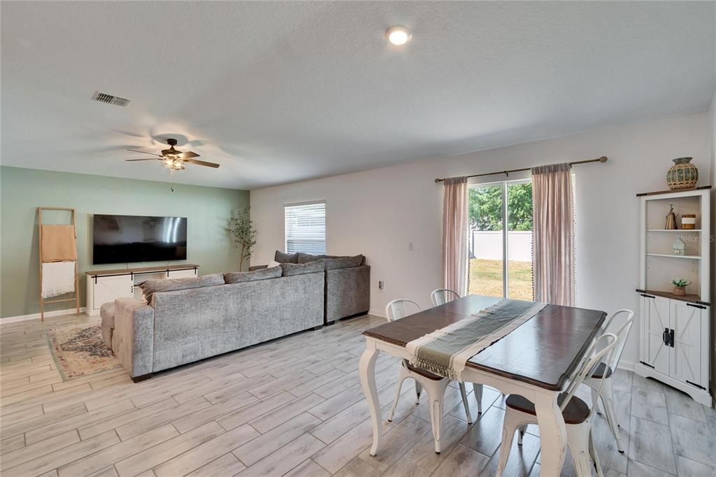 待售: $298,000 (3 贝兹, 2 浴室, 1560 平方英尺)