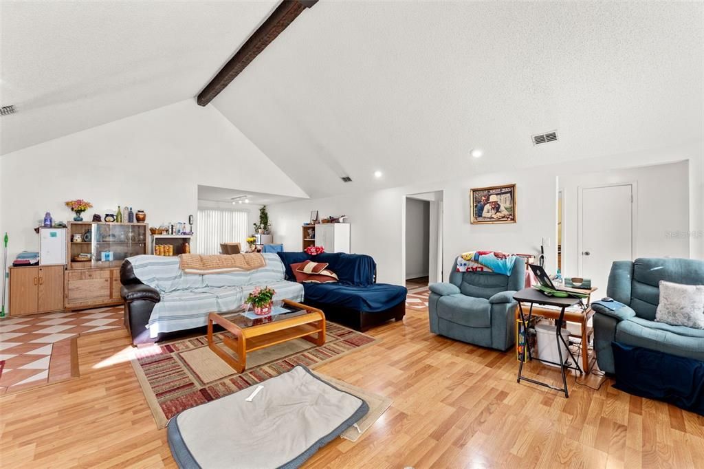 待售: $235,000 (5 贝兹, 3 浴室, 2375 平方英尺)