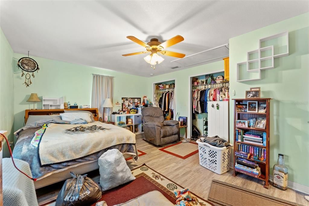 待售: $235,000 (5 贝兹, 3 浴室, 2375 平方英尺)