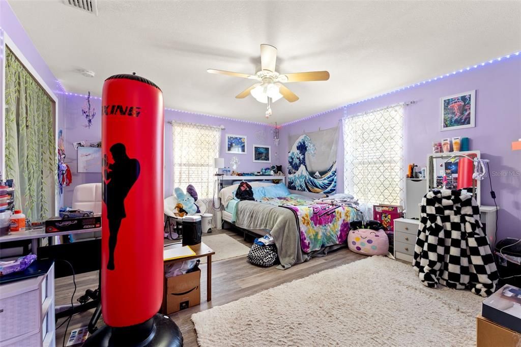 待售: $235,000 (5 贝兹, 3 浴室, 2375 平方英尺)