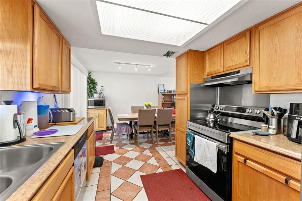 待售: $235,000 (5 贝兹, 3 浴室, 2375 平方英尺)